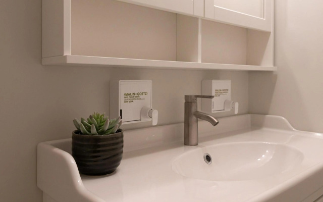 Alpenglow Lodge Family Studio with Murphy Bed by MVA