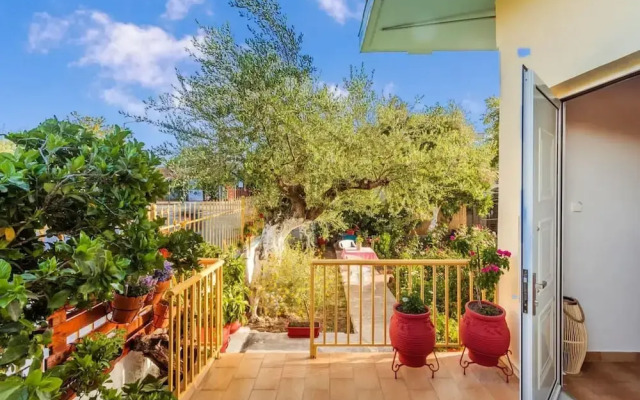 Summer Rose Garden Getaway - A Step to the Beach