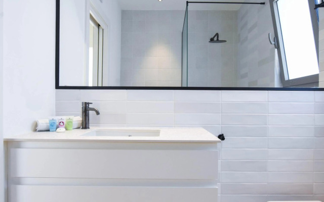 Authentic 3BR Penthouse in Ben Gurion by HolyGuest