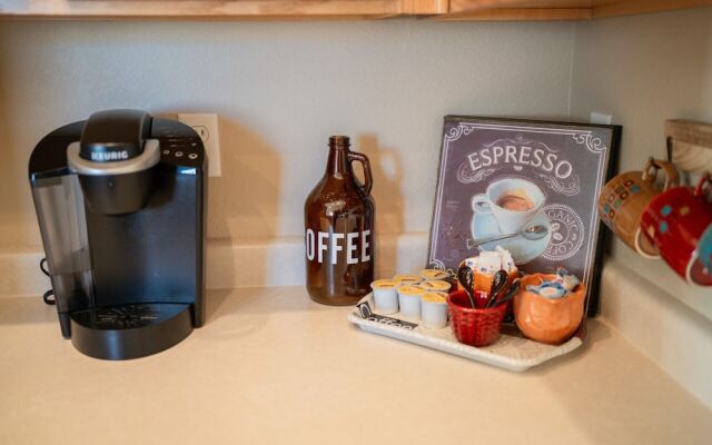 Cozy Hidden Gem - 3BR - 1Den w Backyard