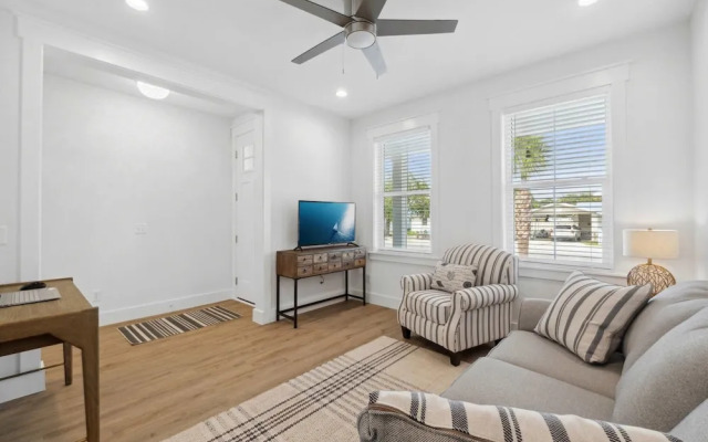 Blissful Getaway 4 BDR Whole Home Heated Pool!