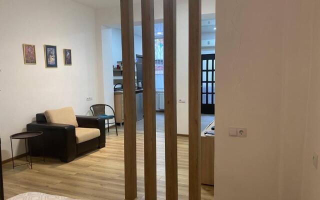 City Center Apart with Garden AC Near Metro