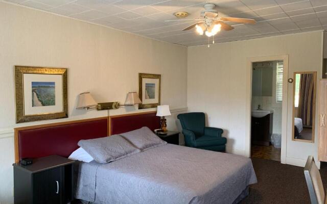 The Lionstone Inn Motel and Cottages