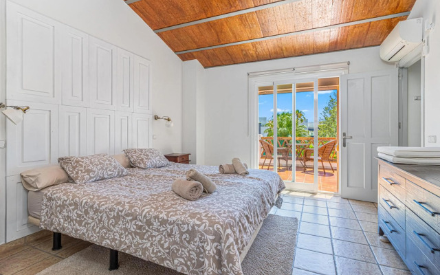 BEACHFRONT Spacious House with Pools, Bathtubs, Garden, Sea View