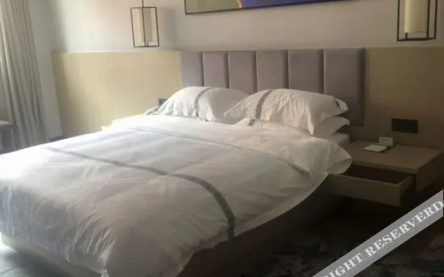 Shuangjiang Platinum Hotel(双江铂金酒店)