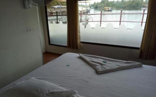 Green Heaven House Boat 1
