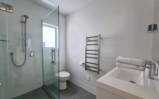 Fabulous Milford 1BR With Views & SkyTV