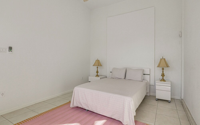 Near Apollo Beach! Bright Apt w/ Essentials
