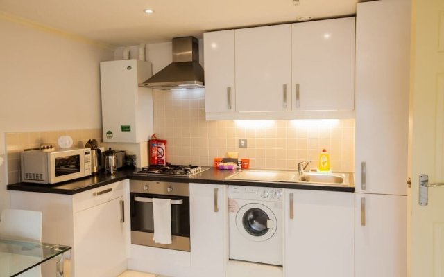 Light And Airy 1Bed Barons Court Flat Lift And Balcony