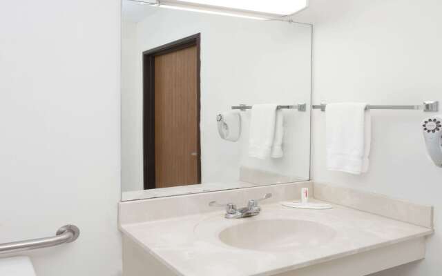 Super 8 by Wyndham Washington/Peoria Area