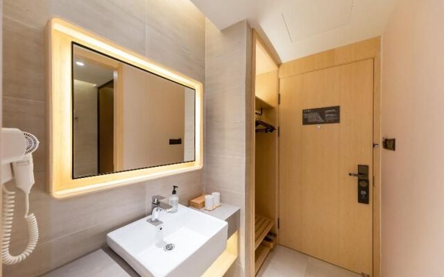 Ji Hotel Shanghai Jiangning Road Metro Station