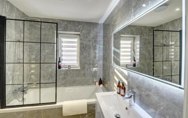 Modern 2BR House & Private Parking & Kid-friendly
