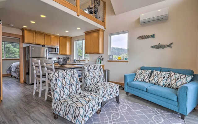 Chic Beachfront Abode w/ Balcony & Beach Access!