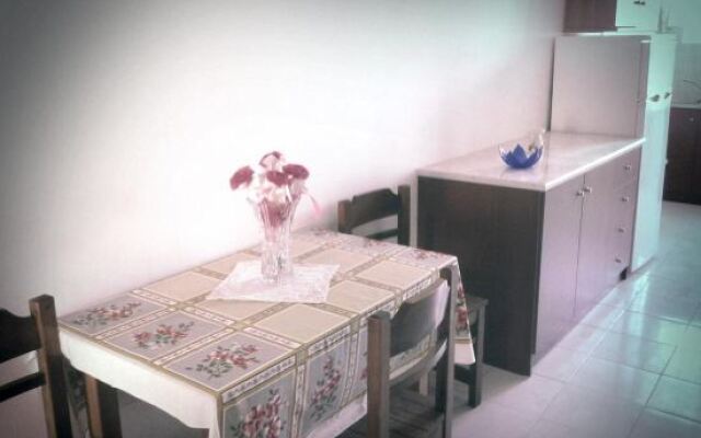 Merryland Studios & Apartments