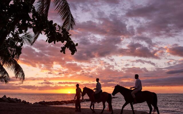 DoubleTree Resort by Hilton Hotel Fiji - Sonaisali Island