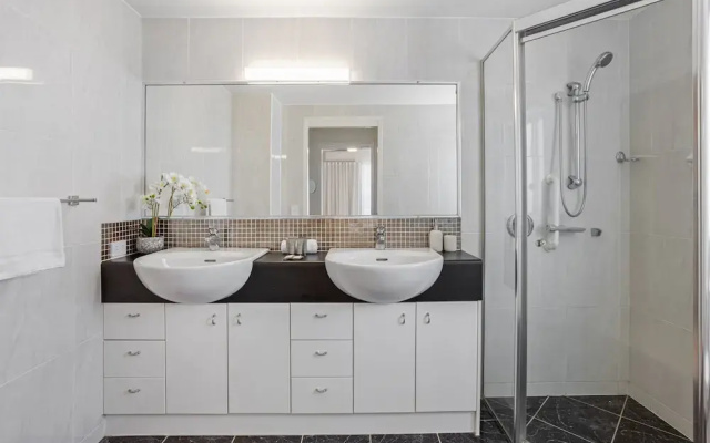 Stylish 3-bed Apartment in Coastal Redcliffe