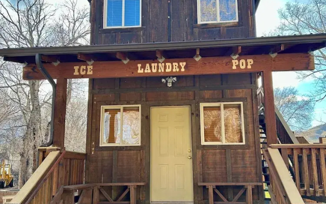 Moore's Old Pine Inn