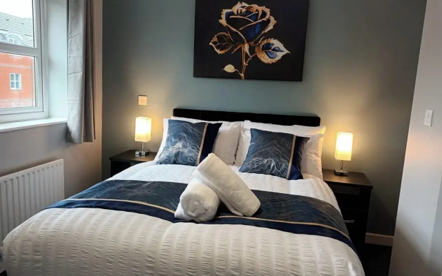 2 Bed House - Sleeps 6 - Parking - Wifi