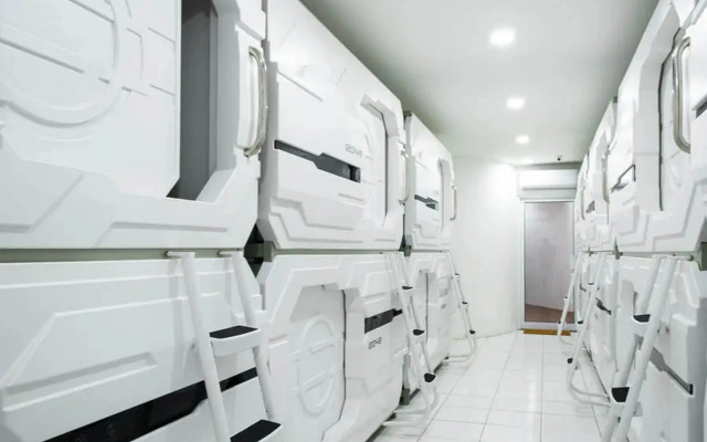 RedDoorz Hostel near Taman Puring