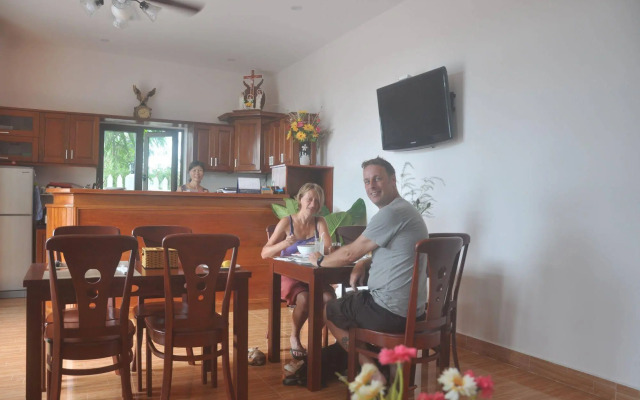 Tra Que Riverside Homestay