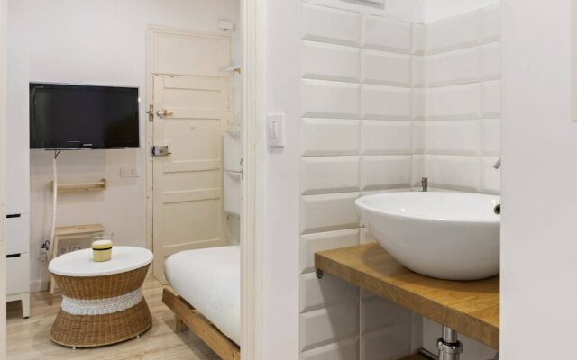 Space-saving Designer Apartment With One Bedroom in Chamberí, Madrid
