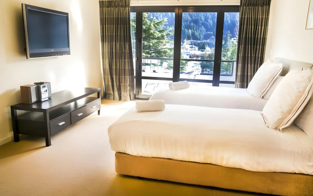 Modern Queenstown Apartment & Great Lake Views