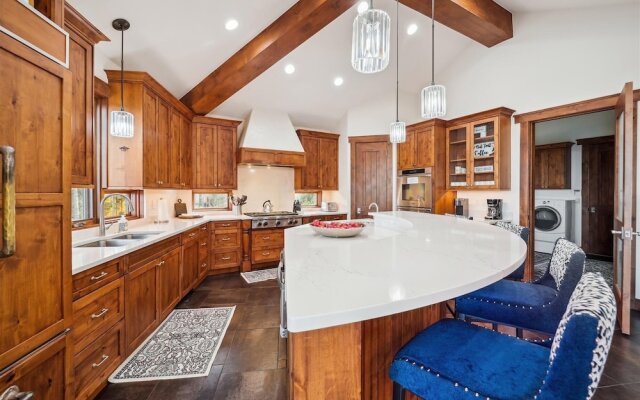 Highlands Hideaway 5 Bedroom Home by RedAwning