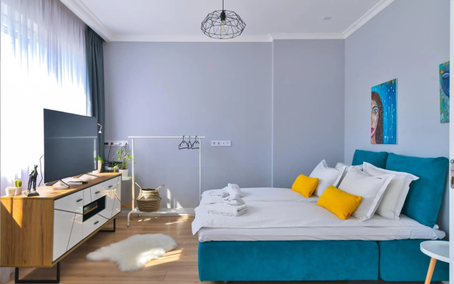 - The Blue Apartment - 1BD with Artistic Interior Design