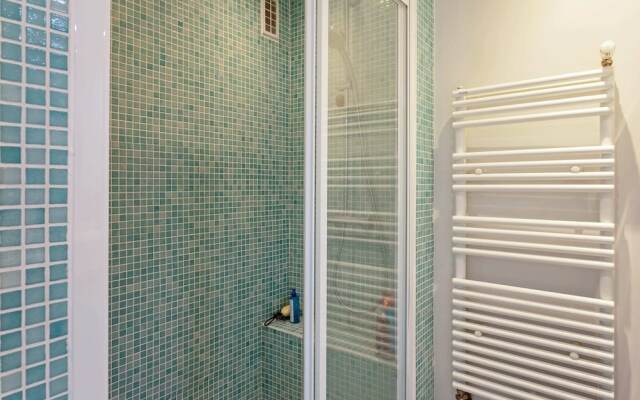 Bright and Modern Apt With Patio in Paris 18th!