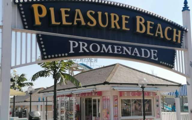 Beach Apartment - Sleeps 4, Garden & Parking