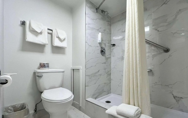 Econo Lodge Motel Village