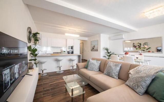 Electra Residence - Luxury Central Beachview Apartment