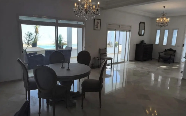 Stylish villa avec parking et piscine