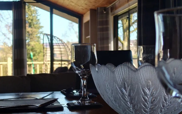Wildwood Cabin - Sleeps 6, Hot Tub & Parking
