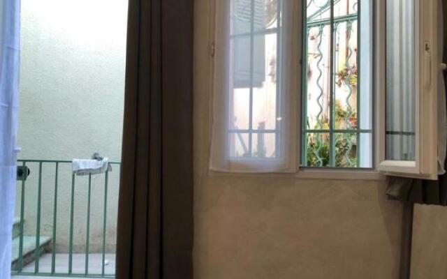 Vieil Antibes, ravissant 2p avec petite terrasse