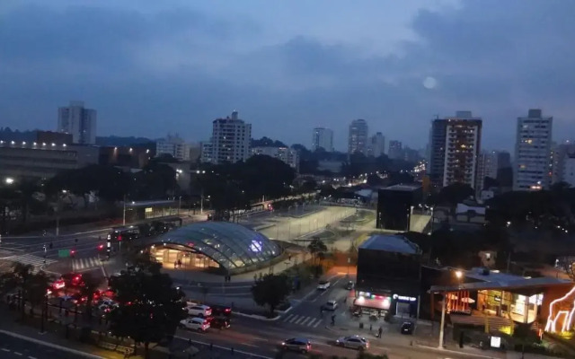 Brooklin Studios I Em frente ao metrô Brooklin