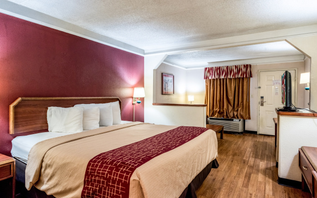 Red Roof Inn & Suites Clinton, TN