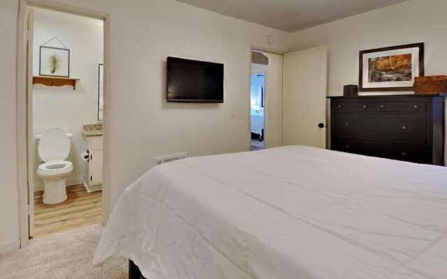 Remodeled 2 Bedroom Condo with Easy Access to Mountain Biking, Swimming, Hiking, Hot Tubs! by RedAwning
