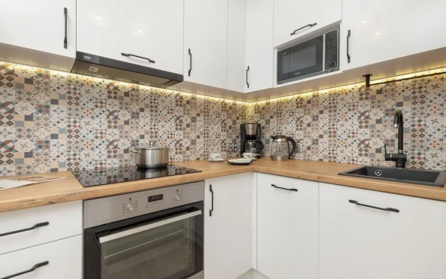Gdansk Apartment With Desk by Renters