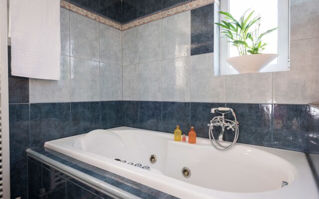 Steps to the Beach Spacious Home-Parking