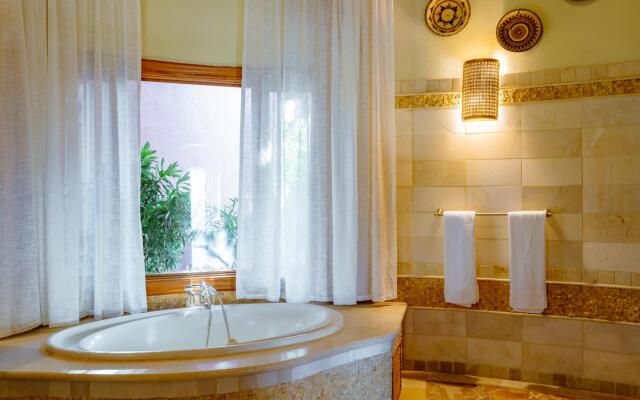 Unique Haven Free Access to Eden Roc Beach Club