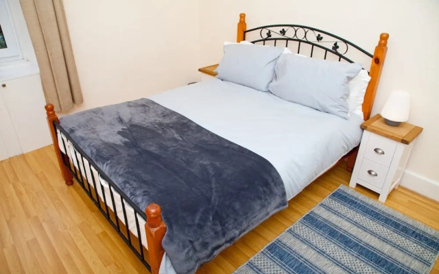 Bright & Quiet Edinburgh Home with Parking