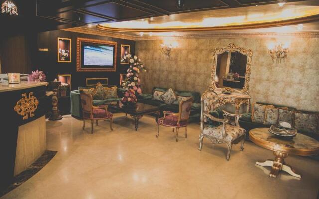 Queen's Suite Hotel