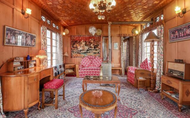 Vaccinated Staff- OYO 24812 Houseboats by Vanda Group