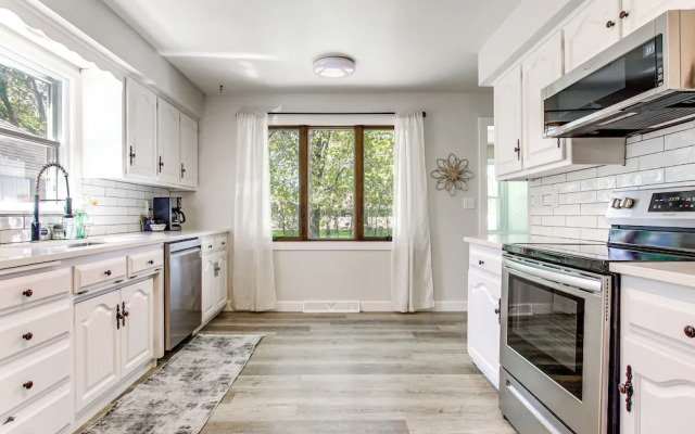 Charming Appleton Getaway ~ 3 Mi to Downtown!