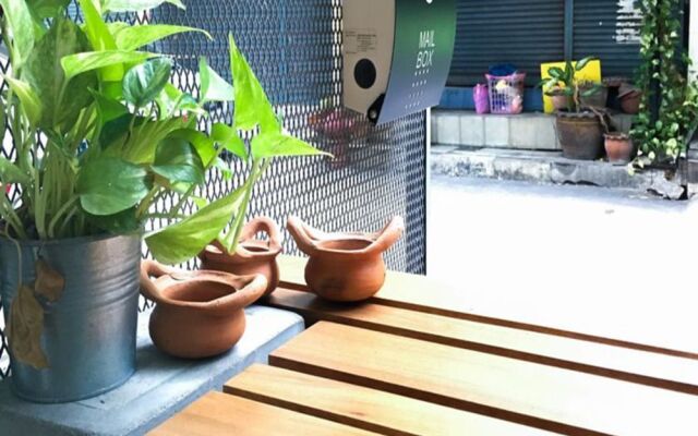 HOLY SHEET Hostel