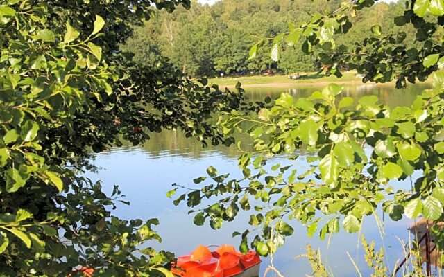 Domki nad jeziorem w Karłowicach