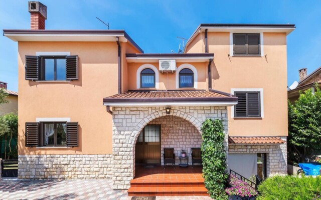 Awesome Home in Umag With 4 Bedrooms, Jacuzzi and Wifi