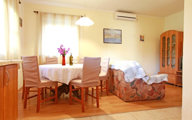 Apartment Nika - nice garden: A2 Nin, Zadar riviera