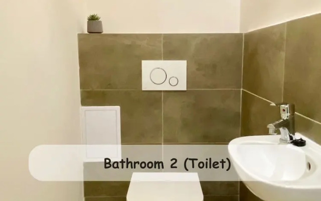 Luxury 3BR Apartment Near Basilica & Parliament